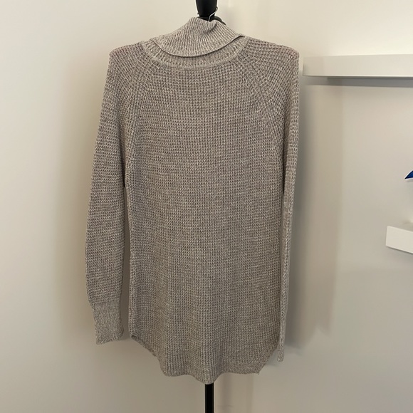 Grey waffle knit turtleneck sweater - Picture 2 of 2